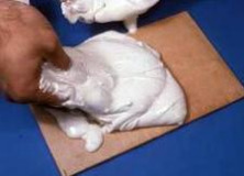 Aufbringen eines Klumpen aus Alginatpaste zum Auflegen der Handfläche