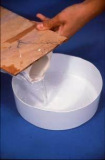 Entleeren der Form von Wasser und Reststückchen
