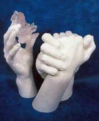 Hand mit Gegenstand / 2 Hände